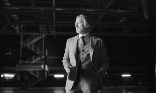 PUÑALES POR LA ESPALDA: DE ENTRE LOS MUERTOS