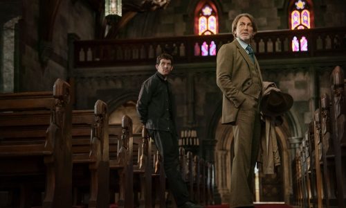 PUÑALES POR LA ESPALDA: DE ENTRE LOS MUERTOS